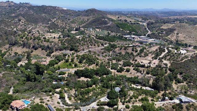 39182 Daily Road, Fallbrook CA: https://media.crmls.org/mediaz/67478074-8672-44ce-80f5-e9322d064e75.jpg