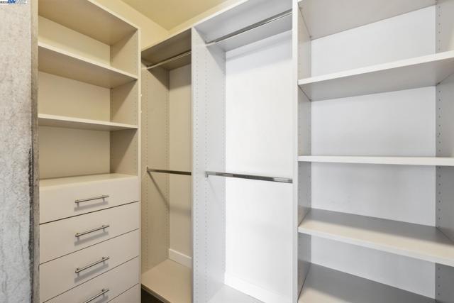 311 2nd St, Oakland CA: https://media.crmls.org/mediaz/674792a3-daa1-464b-bb15-9462ace9cbae.jpg