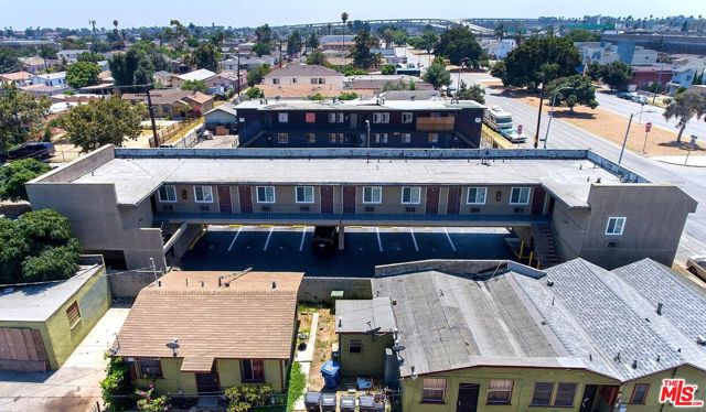 241 W 105th Street, Los Angeles CA: https://media.crmls.org/mediaz/67485f40-4b52-474e-bfcd-f87ff48bed7c.jpg