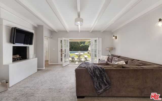 4219 Saugus Avenue, Sherman Oaks CA: https://media.crmls.org/mediaz/6748c5d1-654d-4728-bf71-252e47580508.jpg