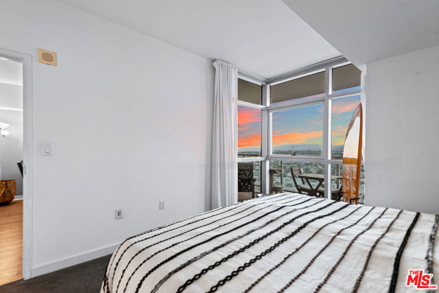 13700 Marina Pointe Drive, Marina del Rey CA: https://media.crmls.org/mediaz/674932db-03ff-46ef-b348-c3d141a69a93.jpg