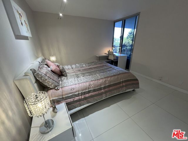 201 Ocean Avenue, Santa Monica CA: https://media.crmls.org/mediaz/674a42e0-85bb-4f60-99b3-8c05097b6198.jpg