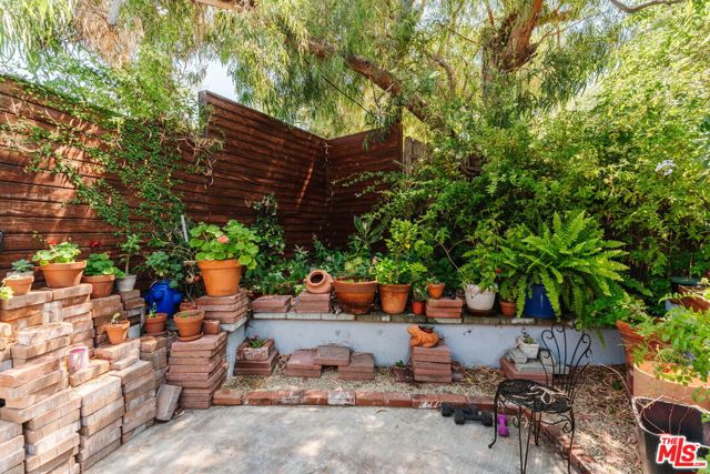 2344 Sunset Heights Drive, Los Angeles CA: https://media.crmls.org/mediaz/674b22e4-8f3f-4456-94d5-a074e2f6096c.jpg