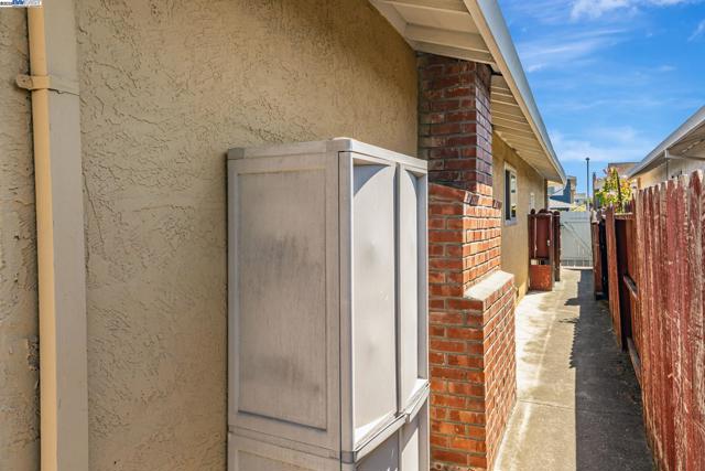 947 Crane Ave, Foster City CA: https://media.crmls.org/mediaz/674b66d6-5130-4140-8464-c38e4d00b944.jpg