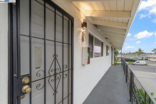 27070 Manon Ave, Hayward CA: https://media.crmls.org/mediaz/674c60dc-d550-496c-ac30-9a31f500fe4a.jpg