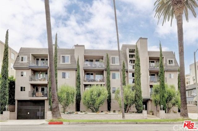 439 N Doheny Drive, Beverly Hills CA: https://media.crmls.org/mediaz/674cb589-92e7-46a0-9521-7b62f45ca3f2.jpg