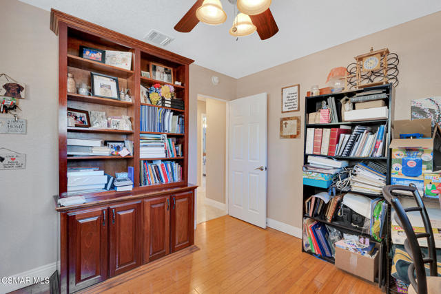 4542 Skidmore Court, Moorpark CA: https://media.crmls.org/mediaz/674d18c2-57ce-48c6-acb8-899be83a4b1c.jpg
