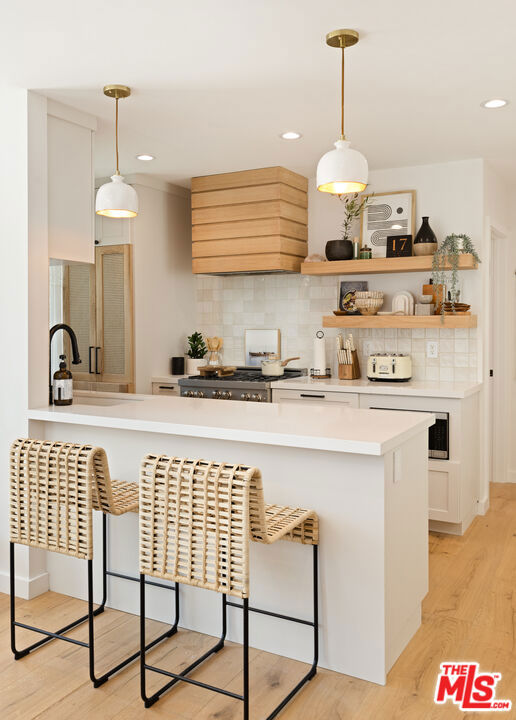 17 Sunset Avenue, Venice CA: https://media.crmls.org/mediaz/674d60de-a6ab-4d0a-8ffb-16cc7f92c4c9.jpg