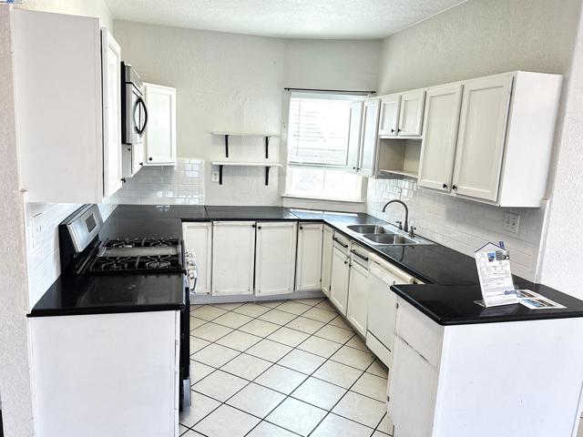 1610 85th Avenue, Oakland CA: https://media.crmls.org/mediaz/674d8309-b204-49bd-8c4b-1dc63c0dd29d.jpg