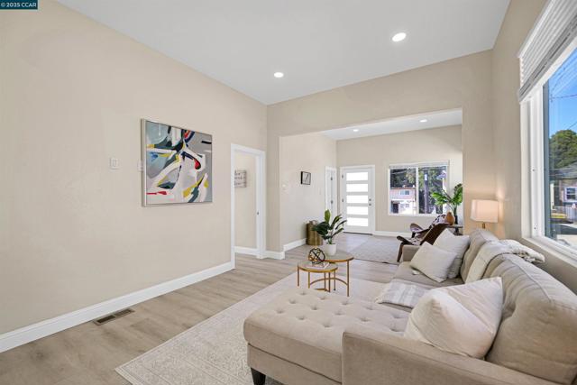 767 47Th St, Oakland CA: https://media.crmls.org/mediaz/674e07b3-af8d-45a3-b1a0-15f83b11cd65.jpg