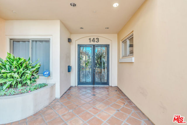 143 N Arnaz Drive, Beverly Hills CA: https://media.crmls.org/mediaz/674e428a-b663-47d2-9a56-88e4b54193e2.jpg