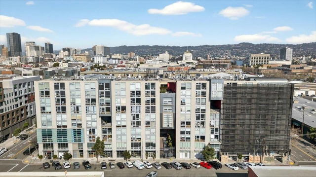 311 Oak St, Oakland CA: https://media.crmls.org/mediaz/674eedec-c6e3-4ba5-9ff0-c0947dd10b71.jpg
