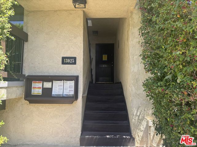 13021 Moorpark Street, Studio City CA: https://media.crmls.org/mediaz/674f53ea-110f-417b-b1c1-c63769d300e0.jpg