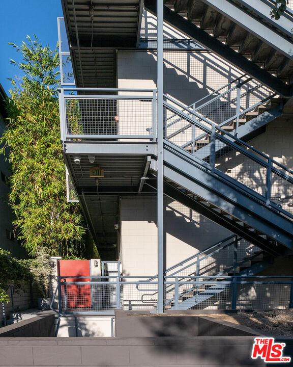 710 N Orlando Avenue, West Hollywood CA: https://media.crmls.org/mediaz/674f7371-2bd1-4fd5-837e-c3df86d70e77.jpg