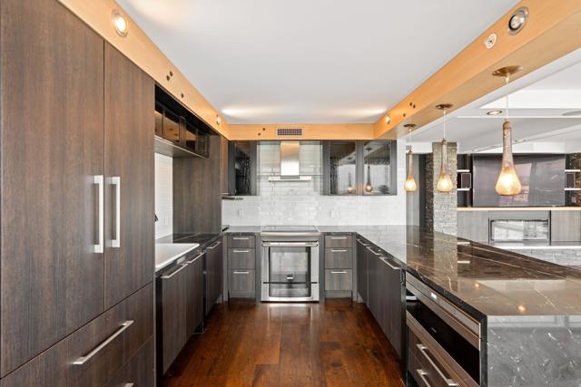 1710 Avenida Del Mundo, Coronado CA: https://media.crmls.org/mediaz/675028cd-ae75-4ec5-adfd-04b64a039cd1.jpg