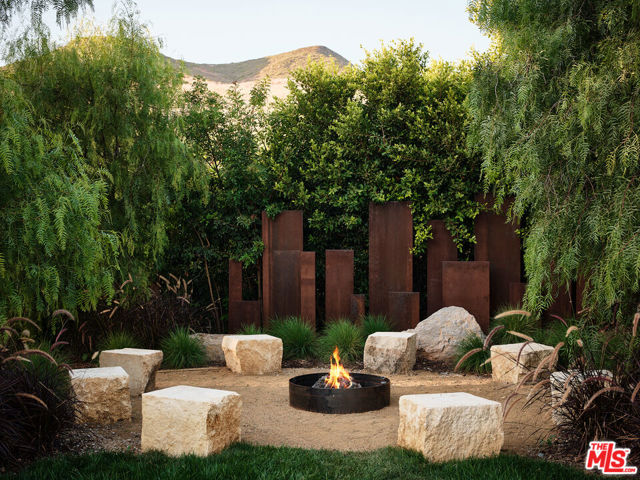 5637 Busch Drive, Malibu CA: https://media.crmls.org/mediaz/67505943-756c-4051-ac1a-f28b37266ef5.jpg