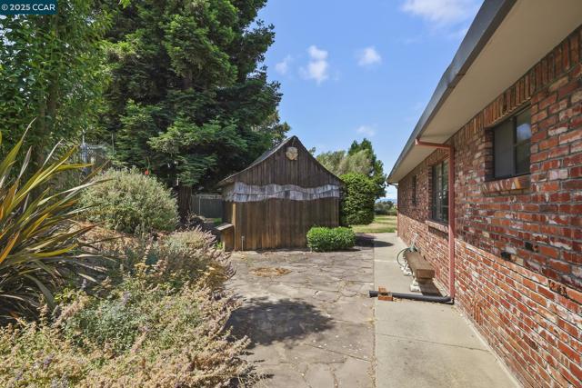 801 Laurel Ct, Rodeo CA: https://media.crmls.org/mediaz/6751176a-c4af-4627-8b58-4dfa5272f6ea.jpg