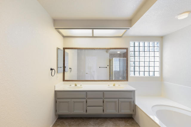 48509 ViA Encanto, La Quinta CA: https://media.crmls.org/mediaz/675134f0-6354-4ca6-a72c-05aab9e02881.jpg
