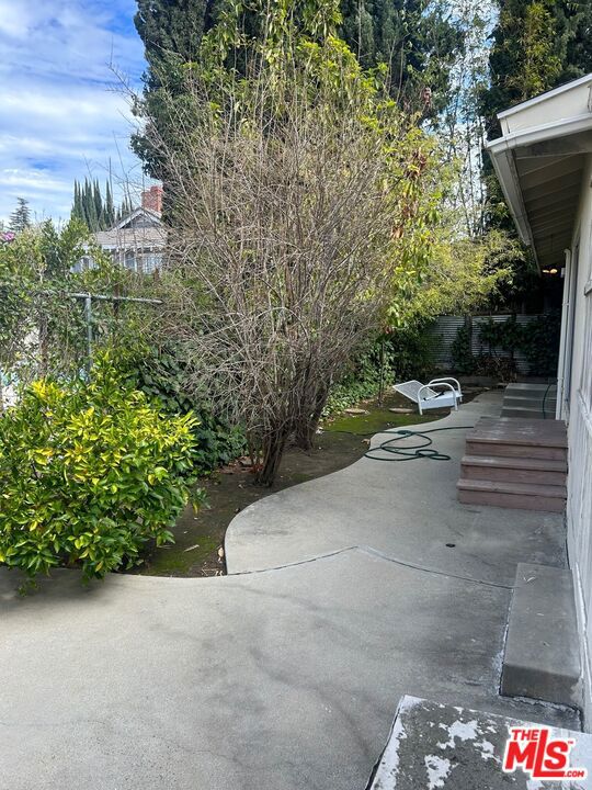 15609 Huston Street, Encino CA: https://media.crmls.org/mediaz/67518106-e5bc-4297-9e00-aa492e040525.jpg