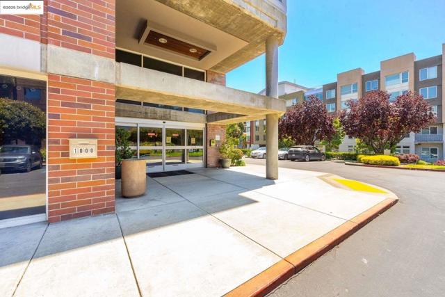 6400 Christie AVE, Emeryville CA: https://media.crmls.org/mediaz/67522180-3874-4465-a727-177f4a127b4c.jpg