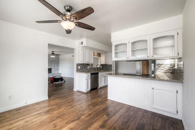 Detail Gallery Image 8 of 38 For 4960 Sparks Ave, San Diego,  CA 92110 - 3 Beds | 2 Baths