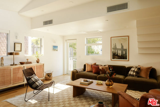 8866 Wonderland Avenue photo 4
