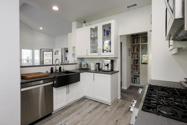 11370 Camino Playa Cancun, San Diego CA: https://media.crmls.org/mediaz/675413a8-f4fb-4270-a742-5a1f48d24c43.jpg