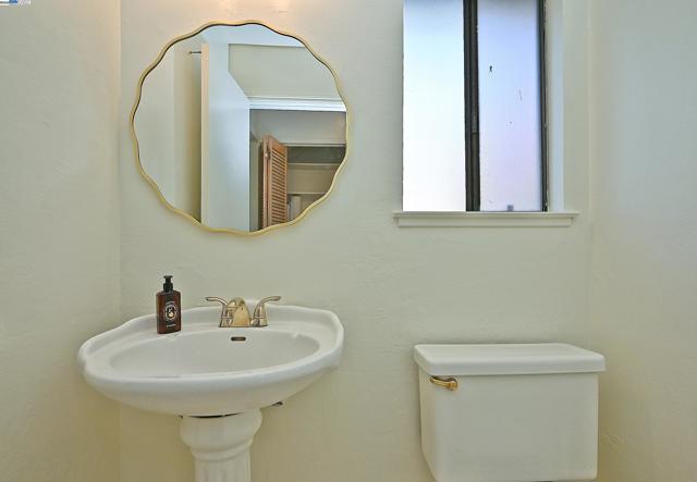 405 Thistle Cir, Martinez CA: https://media.crmls.org/mediaz/67549011-fe2a-4a9c-818f-ddf26f526fa3.jpg