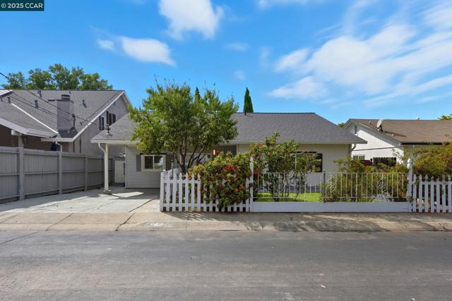 4108 Irene Dr, Martinez CA: https://media.crmls.org/mediaz/67558107-7aab-4bfb-858f-9444617f039c.jpg