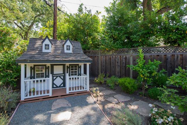 1360 Elder Avenue, Menlo Park CA: https://media.crmls.org/mediaz/6756b26c-70c7-4096-b9f5-66eb869459ce.jpg
