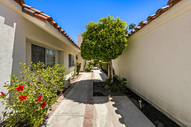 43870 Via Granada, Palm Desert CA: https://media.crmls.org/mediaz/675738e4-c5e3-4362-b6b1-4f2a45a3c83b.jpg