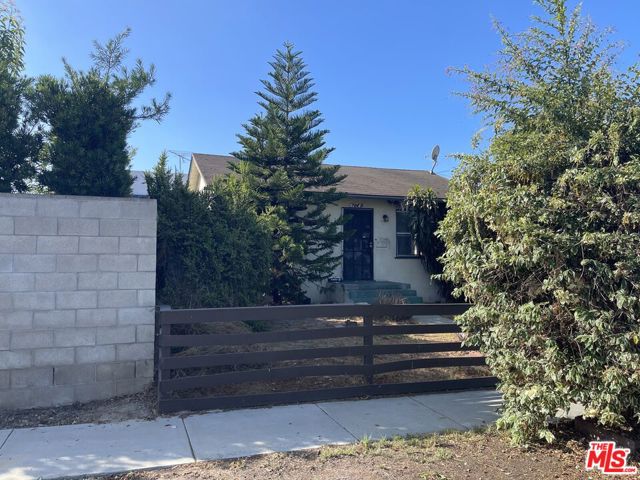 780 E Walton Street, Signal Hill CA: https://media.crmls.org/mediaz/67585d05-a8c4-4064-9cd2-f9db39708905.jpg