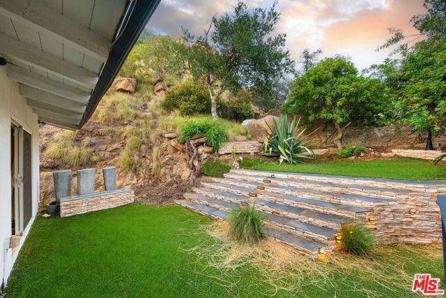 8657 Valley Flores Drive, West Hills CA: https://media.crmls.org/mediaz/6758b999-fc07-408a-a16d-b46797a3762b.jpg