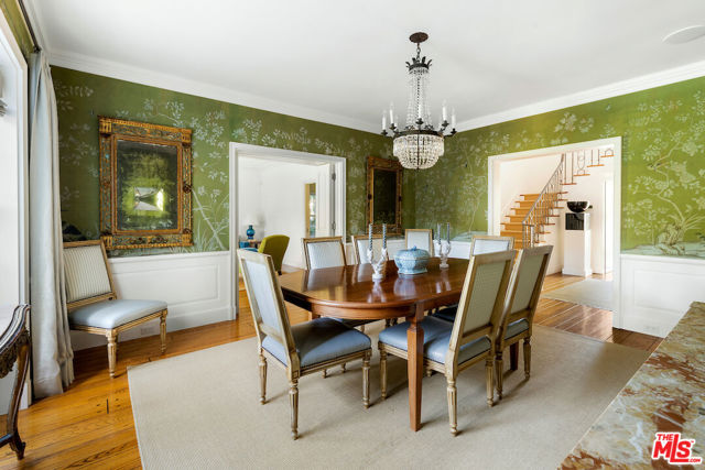 615 Trenton Drive, Beverly Hills CA: https://media.crmls.org/mediaz/6759420b-03d4-4ce0-9f7e-a83534b1fc30.jpg