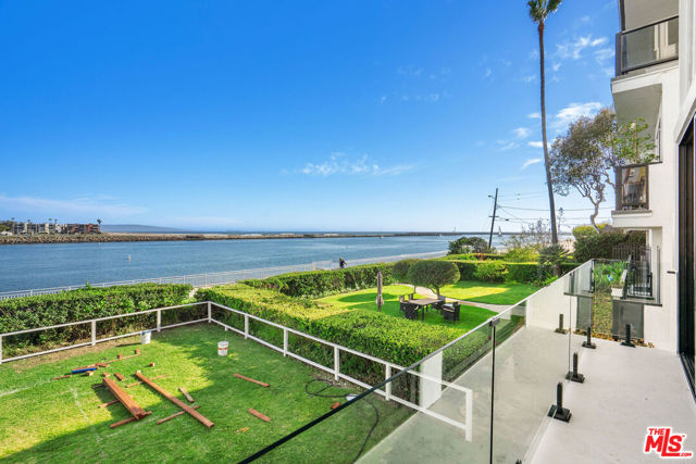 5515 Pacific Avenue, Marina del Rey CA: https://media.crmls.org/mediaz/6759d5ff-879f-48a5-aa18-2fb418e4ef9f.jpg