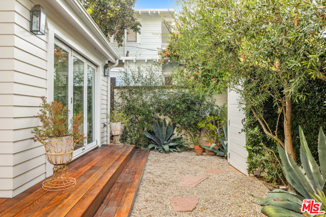 1210 Cabrillo Avenue photo 4