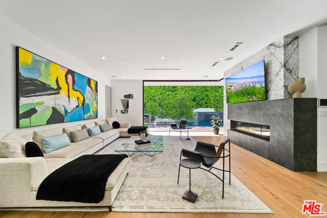 849 N Spaulding Avenue, Los Angeles CA: https://media.crmls.org/mediaz/675a2a9c-09a9-4fa8-a9b4-b8745bf1b077.jpg