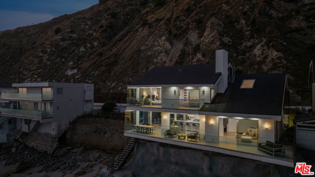 19640 Pacific Coast Highway, Malibu CA: https://media.crmls.org/mediaz/675ad7de-f422-4f65-bdea-45427180f292.jpg
