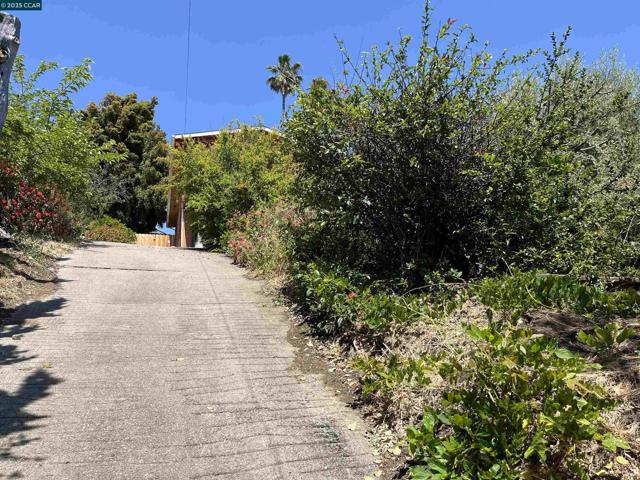 7618 Sunkist Dr, Oakland CA: https://media.crmls.org/mediaz/675b6500-8250-40f6-a474-597d07ac9983.jpg