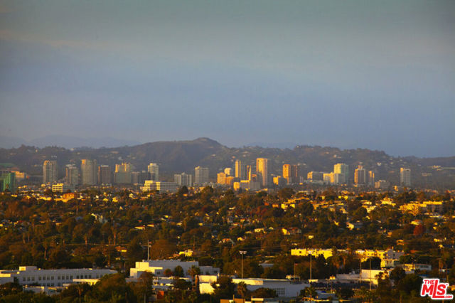 13700 Marina Pointe Drive, Marina del Rey CA: https://media.crmls.org/mediaz/675e96bf-40a1-4a3d-9b5a-db35419fb548.jpg