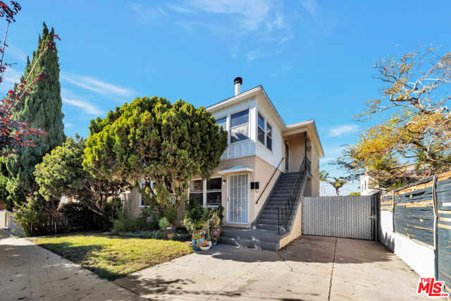 1139 Harrison Avenue Venice, California Charming 1951 Duplex in Venice, a short walk to Abbot Kinney and the beach, offers character and two comfortably sized units on an LAR2 lot. Can be delivered VACANT at close of escrow. Enjoy the westside weather in the completely fenced and spacious backyard. Each unit offers two bedrooms, one bathroom, hardwood floors, ample dining area separated by a breakfast bar in the kitchen, and in-unit laundry. Detached garage and driveway allows for off-street parking. Perfect for an owner occupant who wants an income unit as well, or for future development.