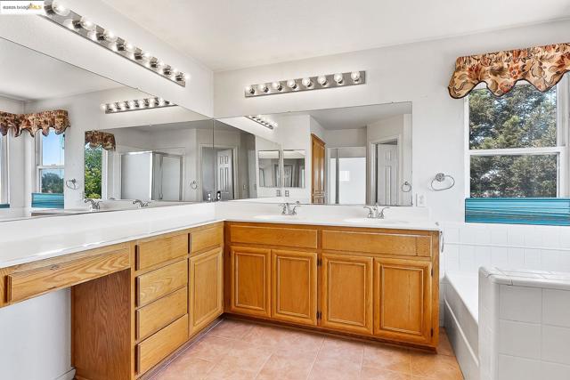 2 Quiet Path Ct, Pittsburg CA: https://media.crmls.org/mediaz/675f04b4-53fe-4047-9bc0-2ec3f85b1705.jpg