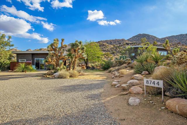 8744 Star Lane, Joshua Tree CA: https://media.crmls.org/mediaz/676153e5-5984-414d-9ec7-13b04a9e153f.jpg