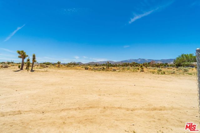 9999 Del Sol Avenue, Phelan CA: https://media.crmls.org/mediaz/6761b49a-7450-4140-8f54-9248f6c81849.jpg