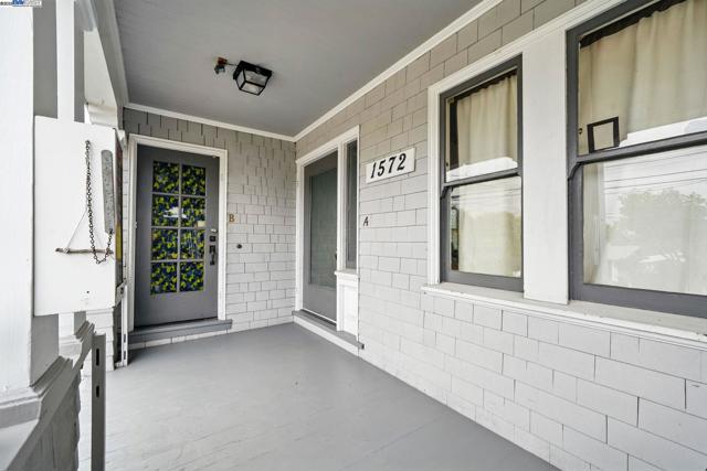 1572 Lincoln Ave, Alameda CA: https://media.crmls.org/mediaz/676208ce-330e-410e-bc57-a66efe5e95c6.jpg