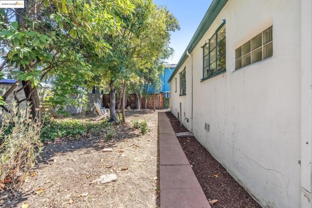 22574 6Th St, Hayward CA: https://media.crmls.org/mediaz/676244da-193a-4a6d-b630-cafb8e93d268.jpg