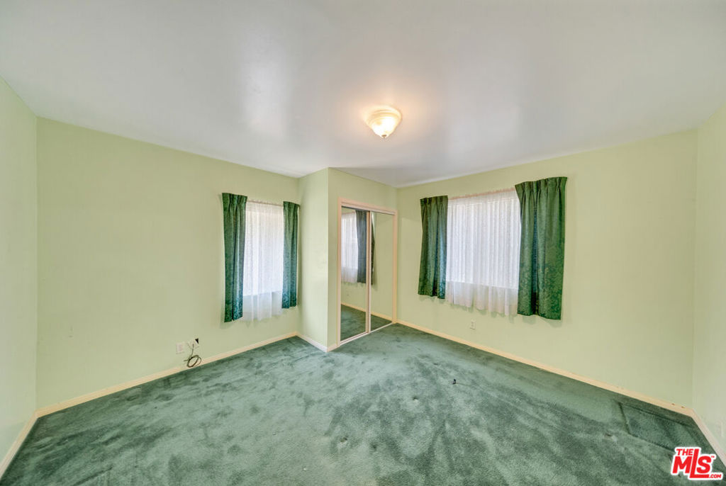 https://media.crmls.org/mediaz/67625d89-fbfd-492c-913b-5c7b4d0c626d.jpg?preset=X-Large