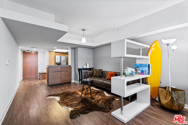 13700 Marina Pointe Drive, Marina del Rey CA: https://media.crmls.org/mediaz/676272e9-13e4-47b7-9283-58fd129debdc.jpg