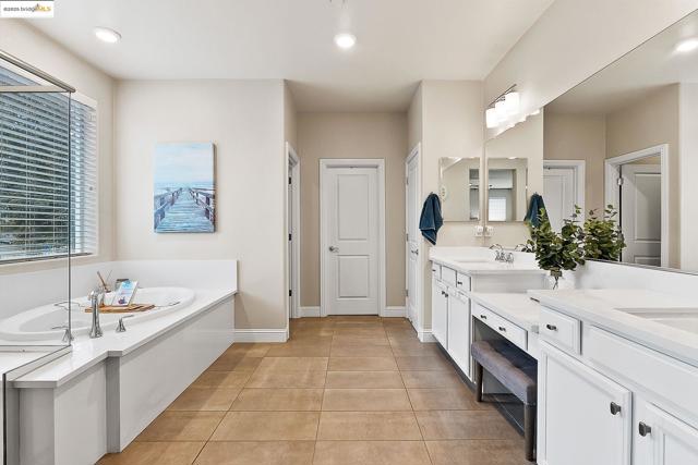 716 Cabada Dr, Brentwood CA: https://media.crmls.org/mediaz/6762cc46-ffd7-4b95-acf3-e727a695361c.jpg