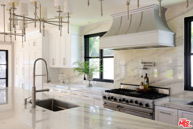 18625 Wells Drive, Tarzana CA: https://media.crmls.org/mediaz/6763589e-a970-4be5-9d02-20facc1754e0.jpg